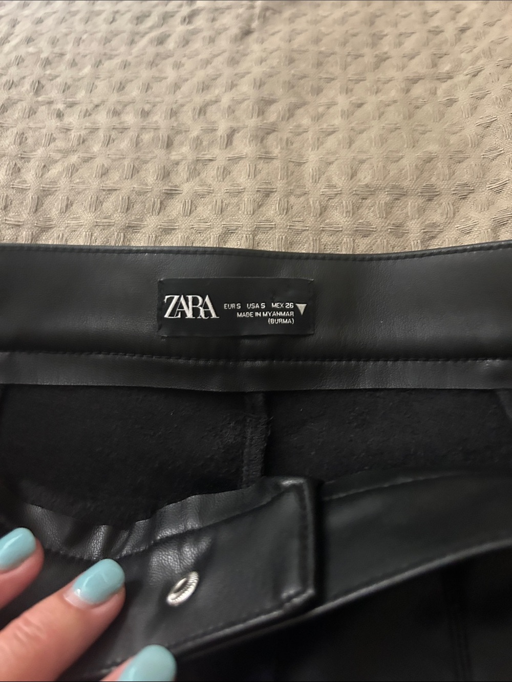 ZARA Black Faux Leather skinny leggings Zipper & Snapped Waist Zippered ankle - Picture 2 of 4